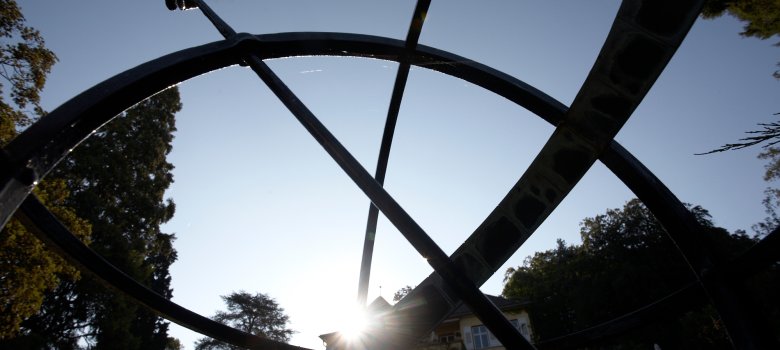 Sonnenuhr Sonnenuhr im Park durch die die Sonne scheint