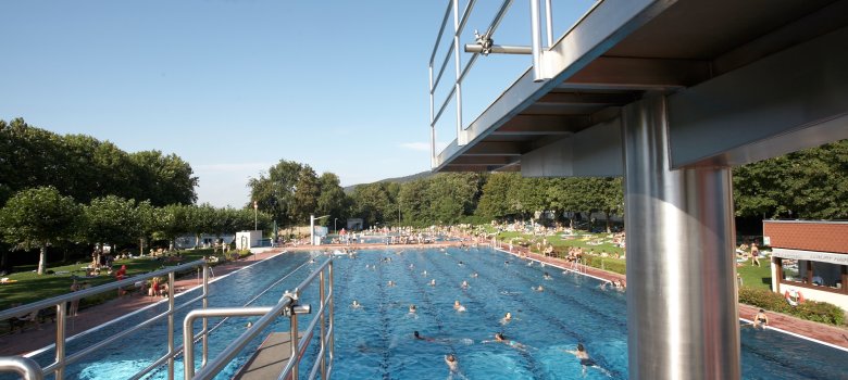 Freibad Schwimmbecken mit Sprungturm