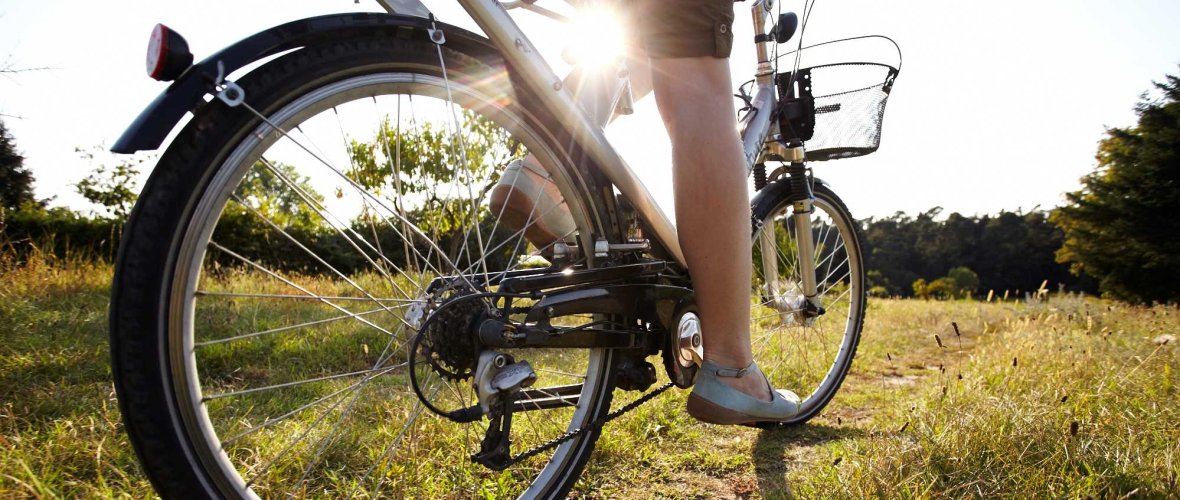 Frau auf einem Fahrrad beim Fahren