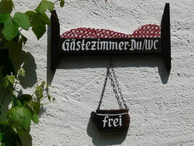 Ein Schild mit der Beschriftung "Gästezimmer frei" Ein Schild mit der Beschriftung "Gästezimmer frei"