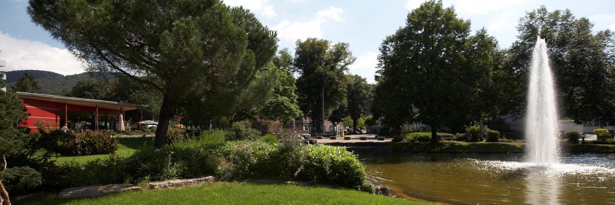 Blick auf den Springbrunnen mit Teich am Villenave d´Ornon Platz
