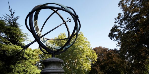 Sonnenuhr Sonnenuhr im Park mit Bäumen