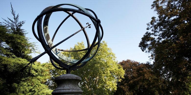 Sonnenuhr im Park mit Bäumen