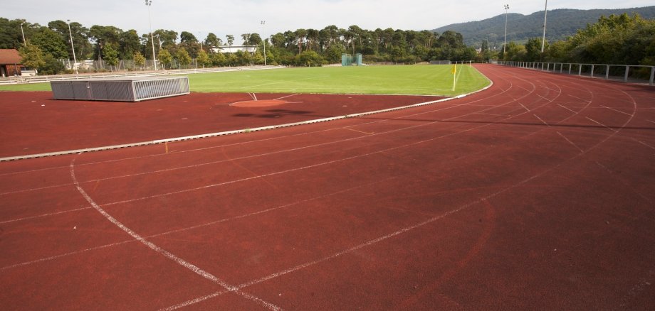 Rote Laufbahn im Christian-Stock-Stadion Seeheim-Jugenheim