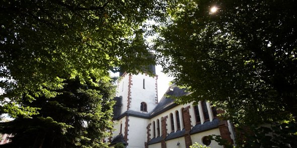 Kirche in Jugenheim Zwischen den Bäumen liegt die Kirche in Jugenheim