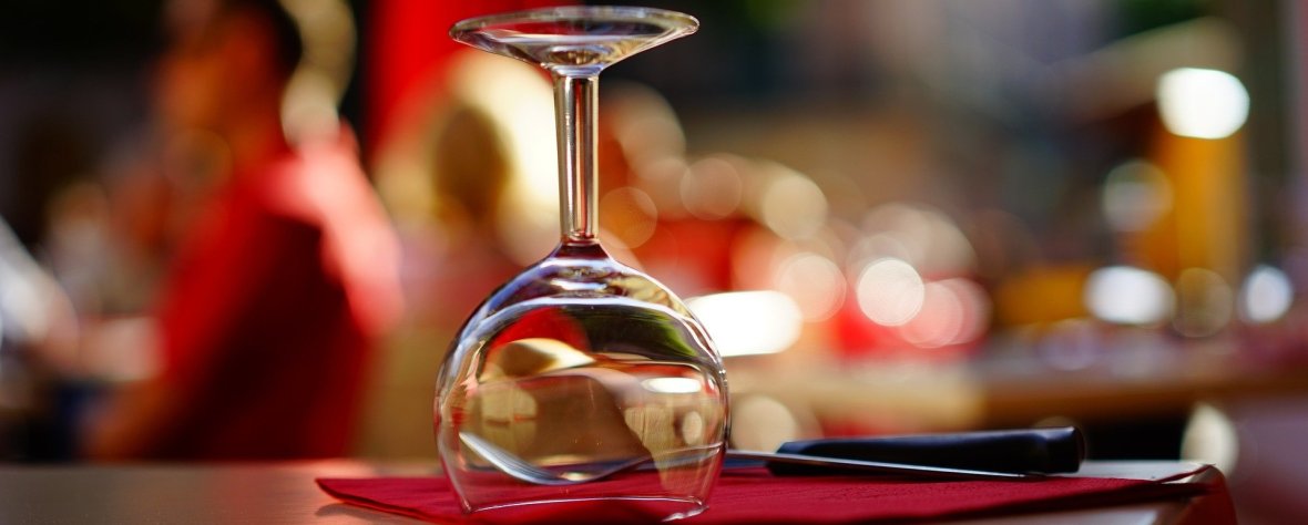 Tisch Gedeckter Tisch im Restaurant mit Glas