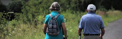 walking Senioren beim Wandern