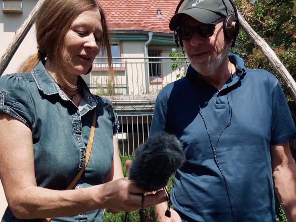 Aufnahme mit Mikro für einen Stolperstein-App-Audiobeitrag Aufnahme mit Mikro für einen Stolperstein-App-Audiobeitrag