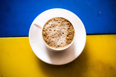 Tasse Kaffee mit ukrainischer Flagge Tasse Kaffee mit ukrainischer Flagge