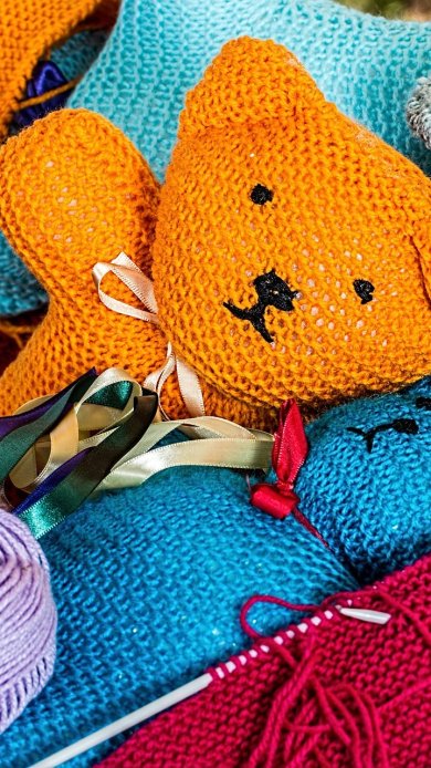 Gestrickte bunte Teddybaeren Gestrickte bunte Teddybaeren
