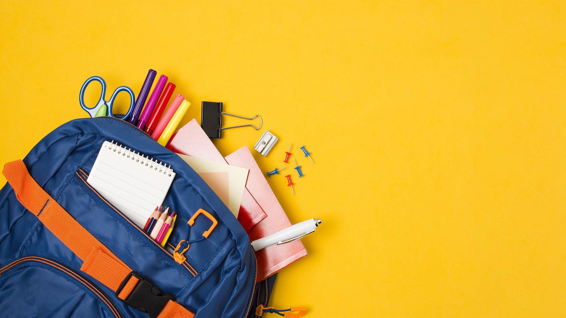 Schulranzen mit Stiften und Heften Schulranzen mit Stiften und Heften