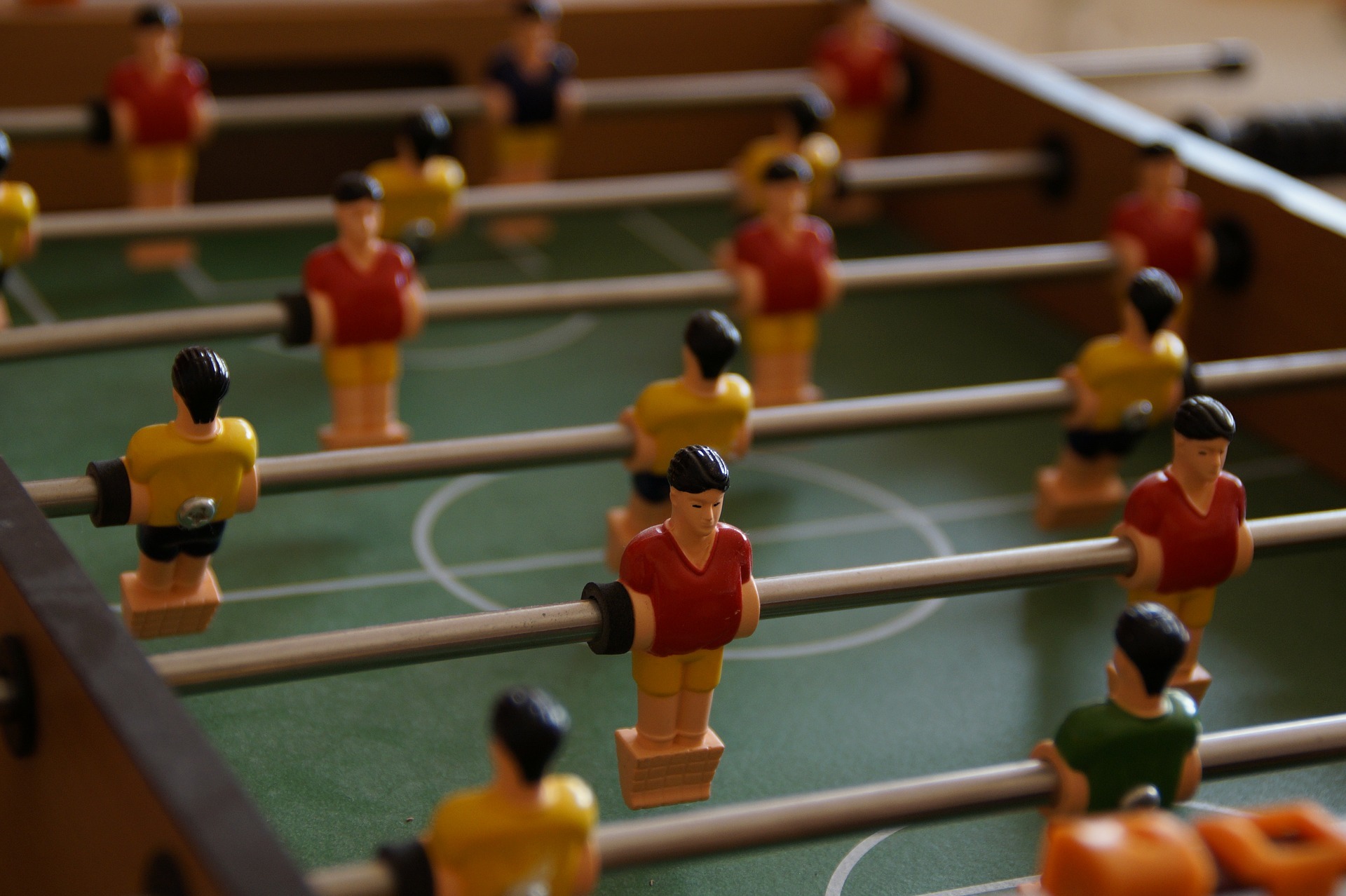 Stangen mit Tischkickerfiguren