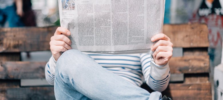 Mann mit Zeitschrift beim Lesen