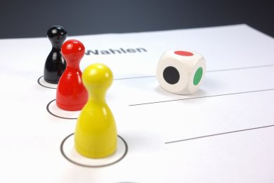 Wahlschein mit Spielfiguren